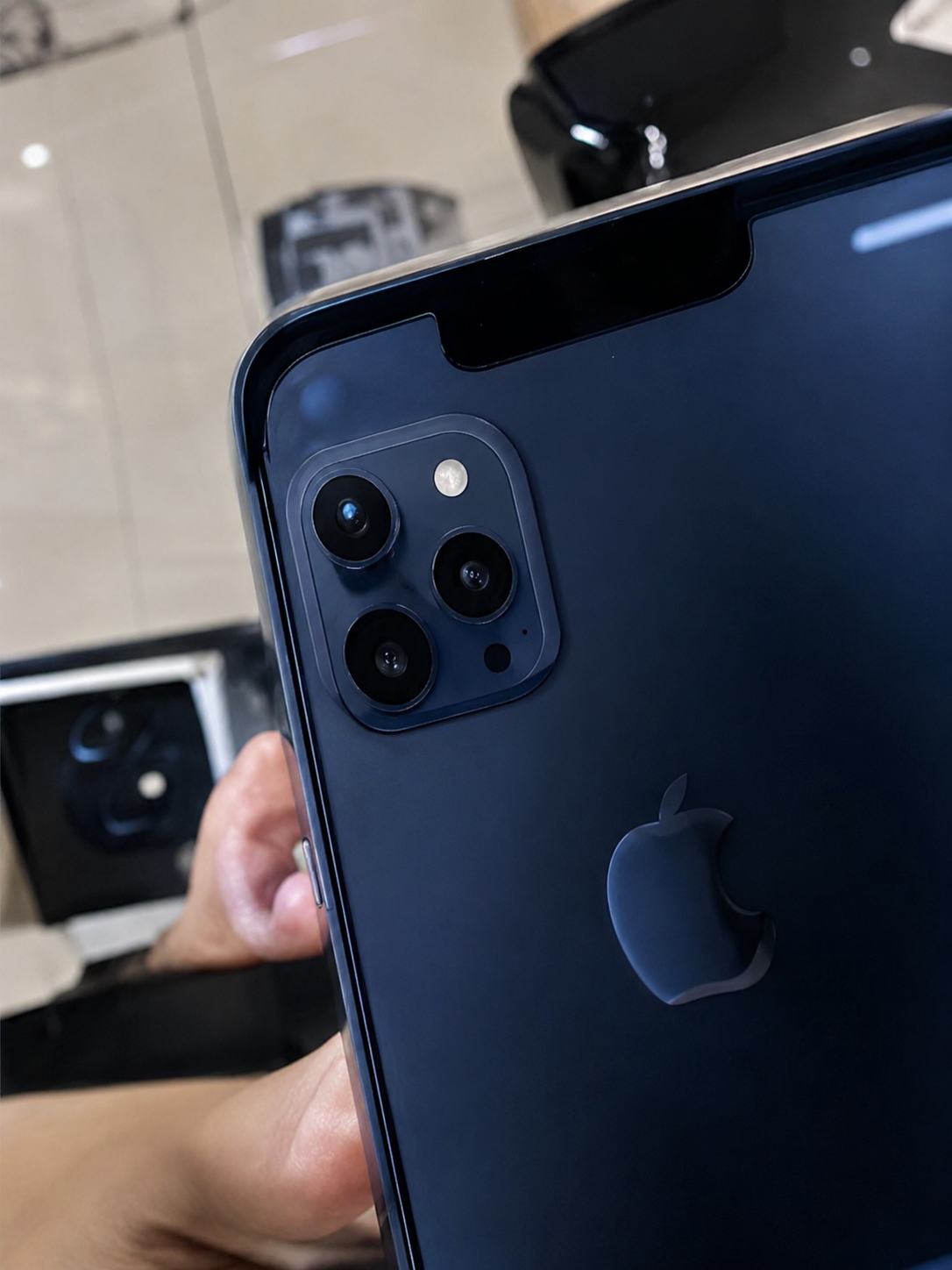 รีวิวลูกค้า — ถ่ายรูป iPhone สีน้ำเงิน